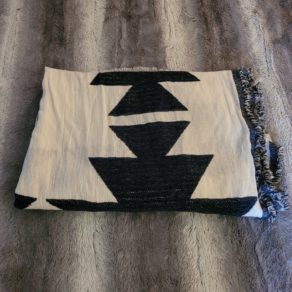 Sole Society blanket scarf NWOT - Picture 3 of 3